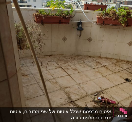 מרפסת עם מטאטא ירוק על הרצפה